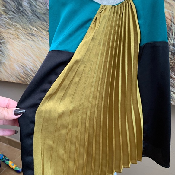 Beautiful cocktail top super silky soft SZ LG spaghetti straps, accordion front - Picture 5 of 10